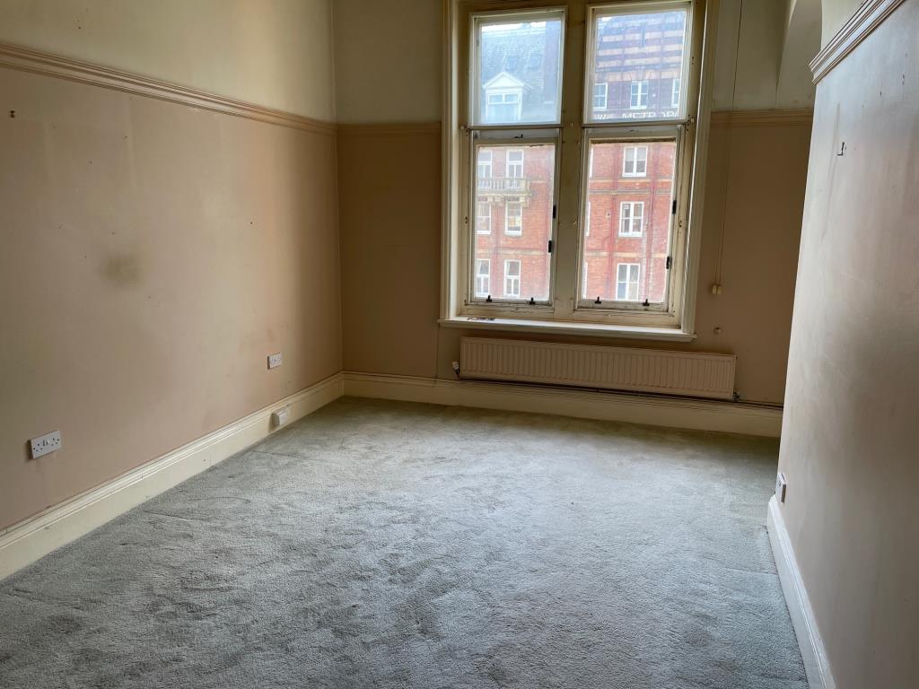 Lot: 44 - TWO-BEDROOM APARTMENT WITH SEA VIEWS - Bedroom 1